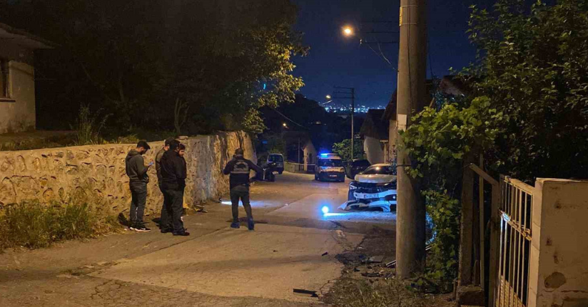 Kurşun yağmuruna tutulan otomobil kaza yaptı: 1 ağır yaralı