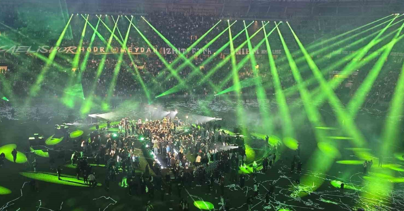 Şampiyon Kocaelispor kupasını binlerce taraftarı önünde kaldırdı