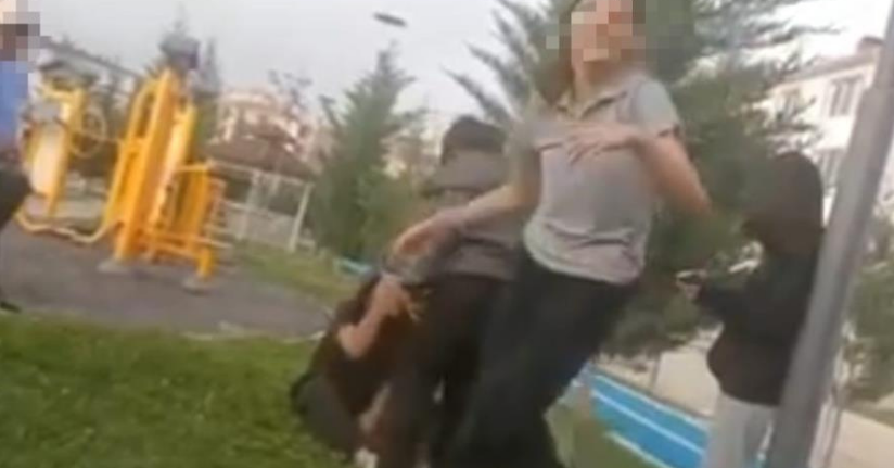 Arkadaşını öldüresiye darbeden kız çocukları o anları da kayda aldılar