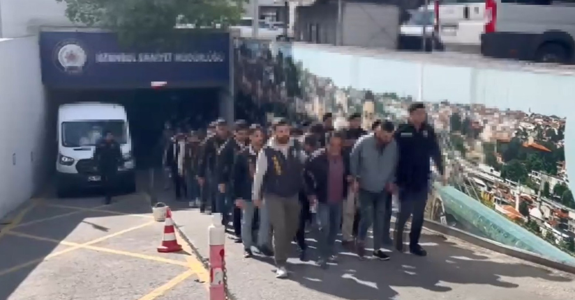 Metrobüs durağında uyuşturucu ticareti; otomatik silah ve 2 kilogram kokain ele geçirildi