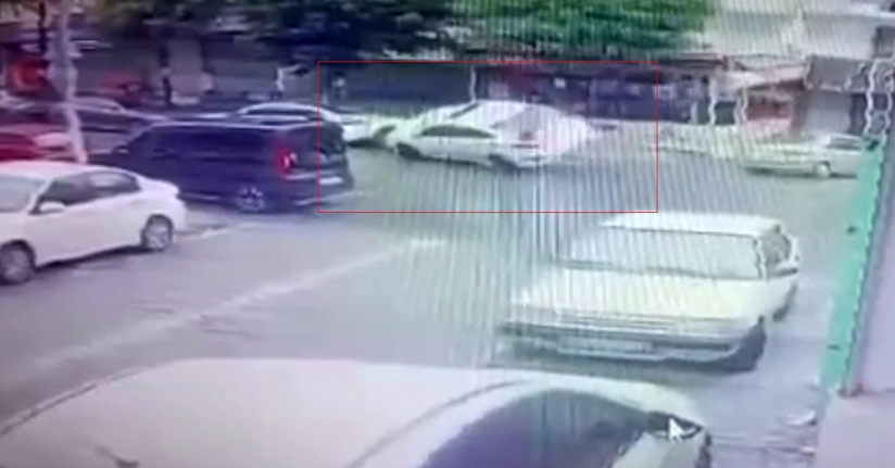 Esenyurt’ta direksiyon hakimiyetini kaybeden sürücü park halindeki 2 otomobilin üzerine çıktı