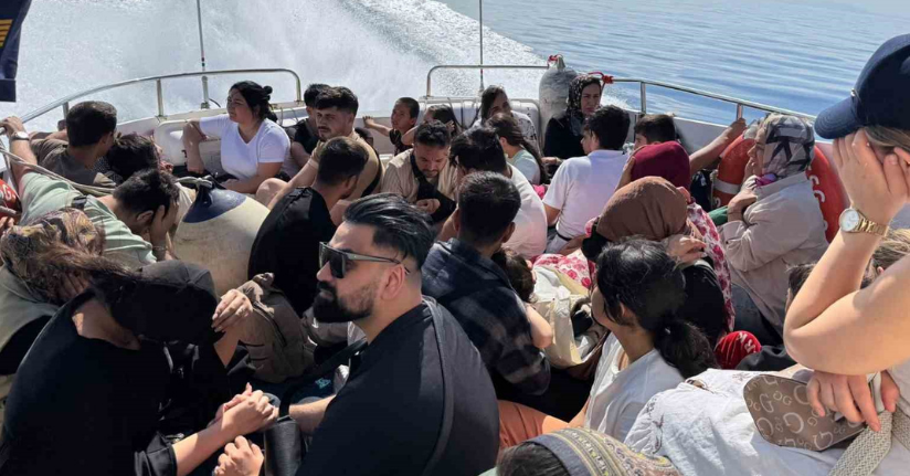 Yelkenlide 95 düzensiz göçmen yakalandı