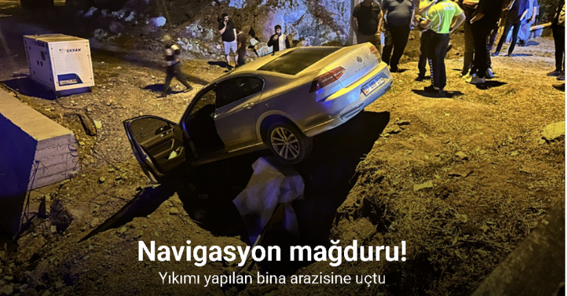 Navigasyon mağduru sürücünün kullandığı otomobil yıkımı yapılan bina arazisine uçtu