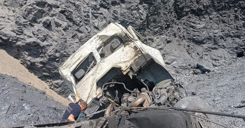 Kütahya’da uçuruma yuvarlanan hafriyat kamyonunun sürücü hayatını kaybetti