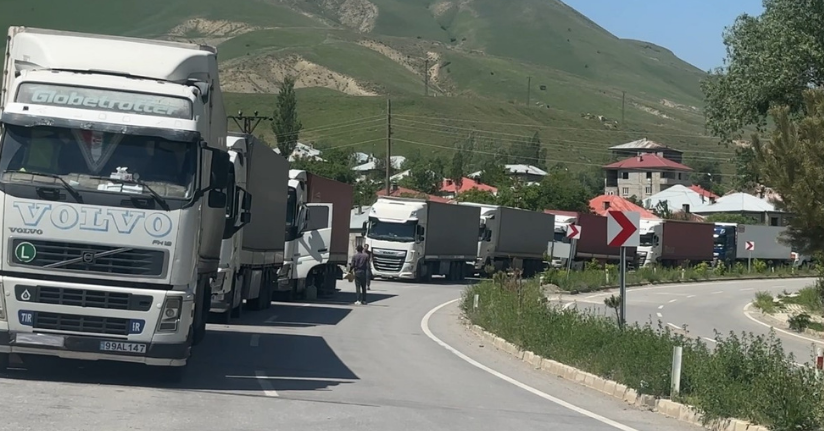 Türkiye-İran sınırında 2 kilometrelik tır kuyruğu