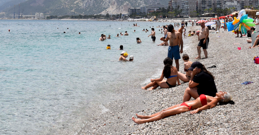 Sıcaktan bunalanlar, Konyaaltı Sahili'ni doldurdu