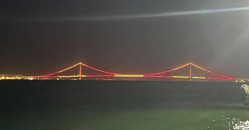 Çanakkale Köprüsü sarı kırmızılı renklerle aydınlatıldı