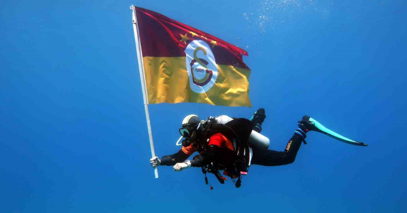 Fethiye’de dalgıçlardan deniz altında şampiyonluk kutlaması