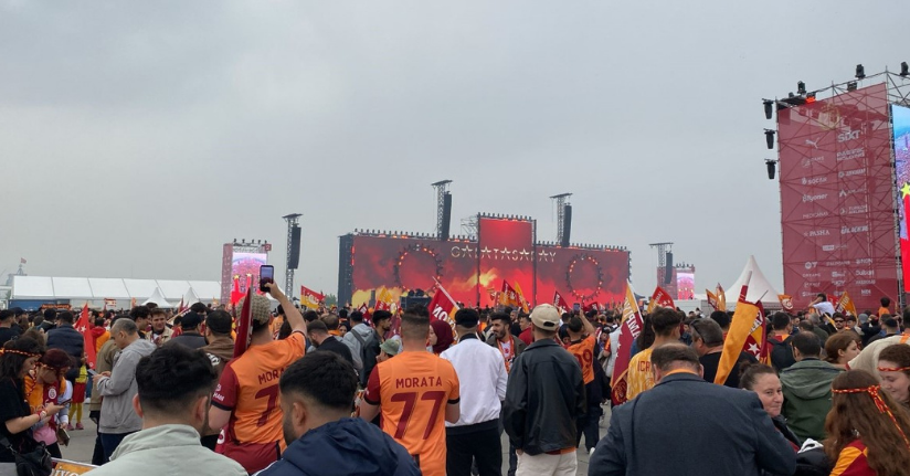 Galatasaraylı taraftarlar Yenikapı’ya akın etti