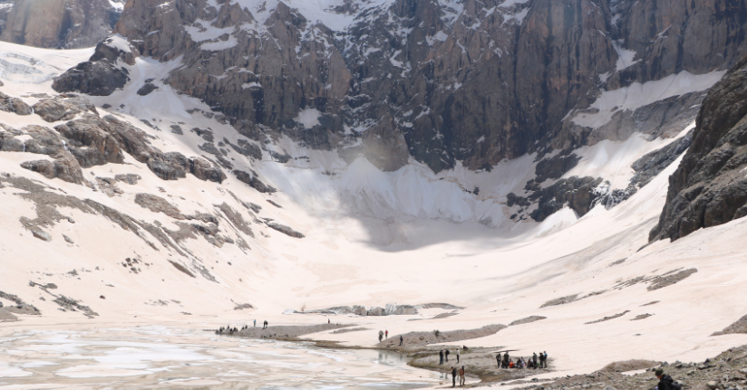 Hakkari'nin 20 bin yıllık buzullarına ilgi arttı; doğaseverler erimeye dikkat çekti