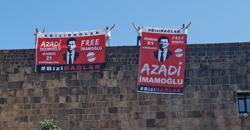 Diyarbakır'da surlara asılan 'İmamoğlu' pankartlarına polis el koydu