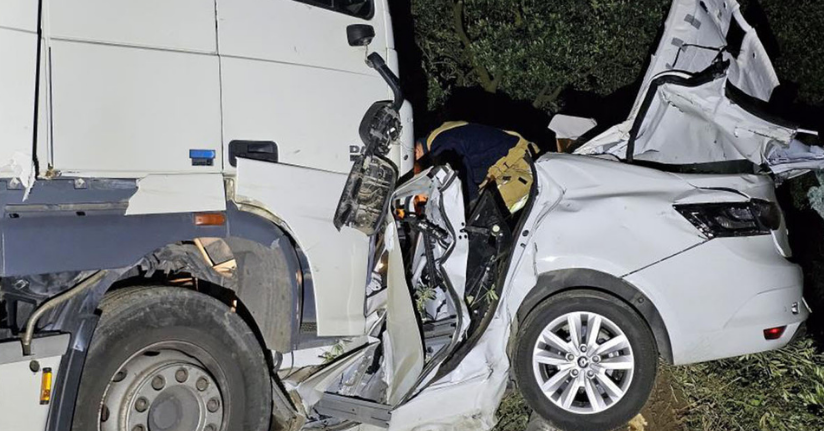 Tır otomobili biçti: 1 ölü, 1 yaralı