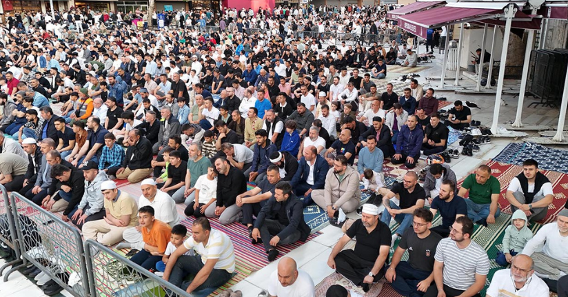 Eyüp Sultan Camiinde bayram namazı yoğunluğu