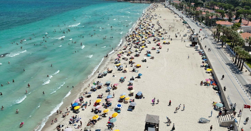Çeşme'de sahiller bayramın ikinci gününde doldu