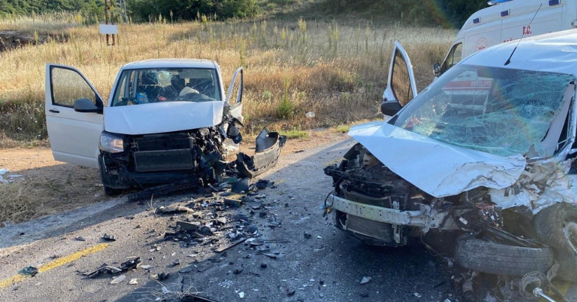 Menteşe’de ticari araçlar çarpıştı: 3 ağır yaralı