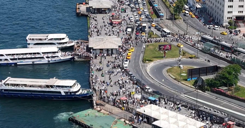  Eminönü'nde bayram yoğunluğu havadan görüntülendi