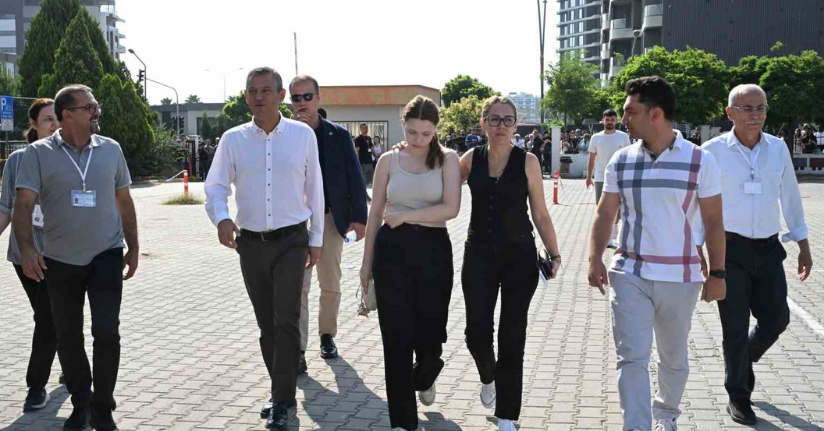 Ferdi Zeyrek’in kızı Nehir, TYT’ye CHP Lideri Özgür Özel ve annesiyle geldi