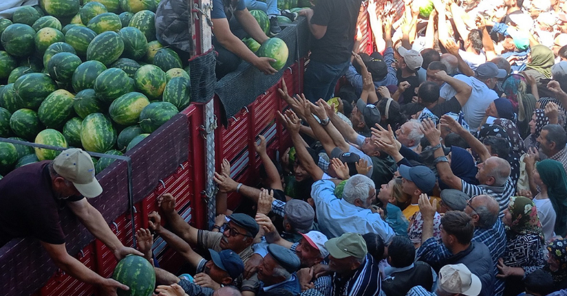 Ücretsiz dağıtılan 26 ton karpuz 45 dakikada bitti