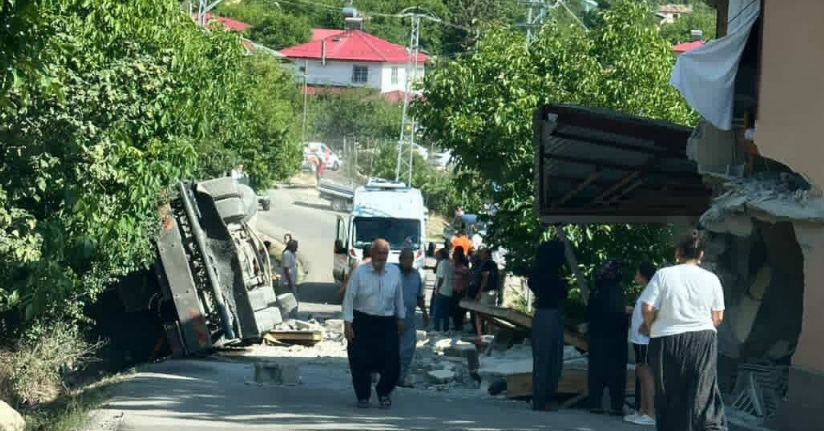 Kamyon eve çarpıp devrildi sürücü hayatını kaybetti