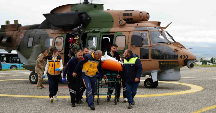 Düşen uçakta ağır yaralanan kadın yolcu, helikopter ile Erzurum’a getirildi