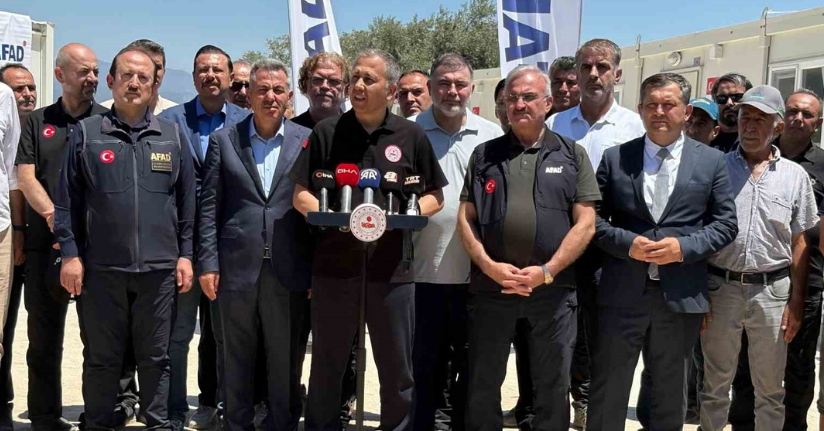 İçişleri Bakanı Yerlikaya, İzmir’de yanan köyleri ziyaret etti