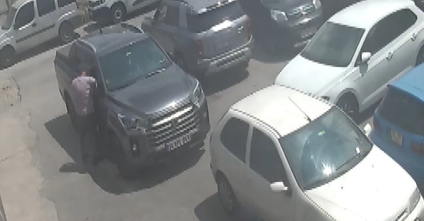 Zeytinburnu'nda otomobilin camını kırıp içindeki 1,5 milyonu çalan hırsızlar kamerada