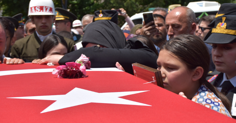 ‘Sana topladım’ deyip şehit babasının tabutuna çiçek bıraktı