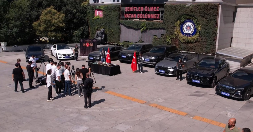 POS cihazlarıyla para aklama operasyonunda ele geçirilen lüks araçlar emniyette sergilendi