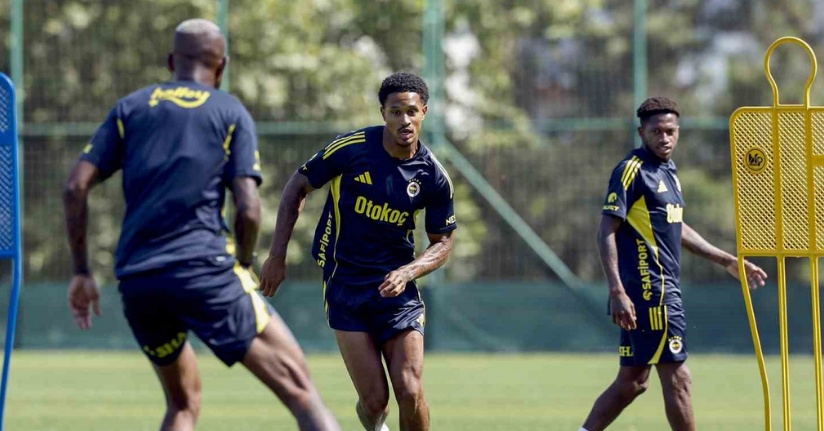 Fenerbahçe, günün ilk antrenmanını tamamladı