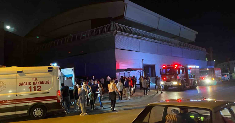 Düğün salonunda korkutan yangın: 2’si çocuk 4 kişi dumandan etkilendi