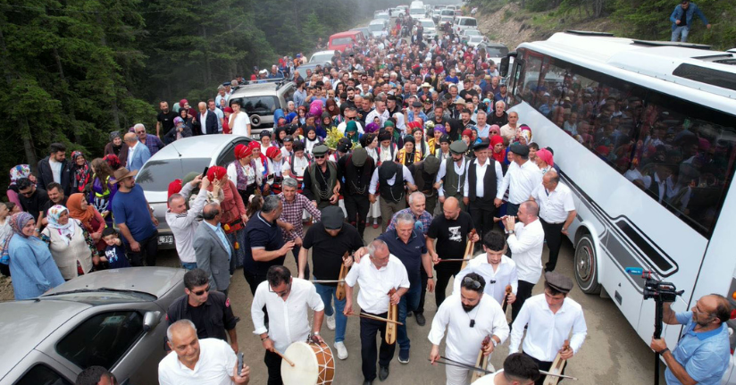 Trabzon'da süslü hayvanlar ve yöresel kıyafetlerle geleneksel yayla göçü