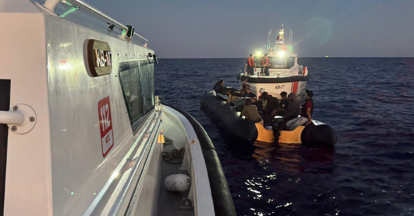 İzmir açıklarında 89 göçmen yakalandı