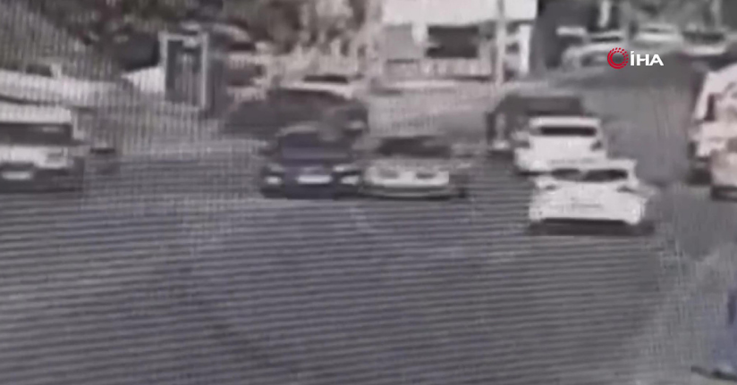 Husumetliler trafikte çarpışan oto oyunu gibi kavga etti: 3 yaralı