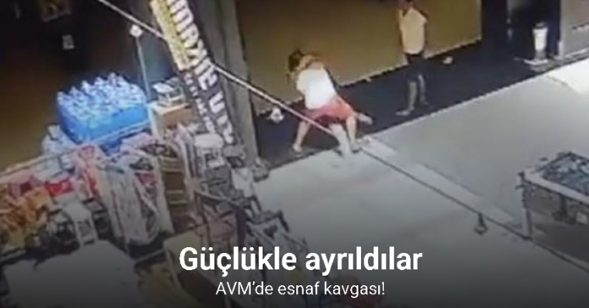 Beylikdüzü’nde bir AVM’de iki esnaf arasında çıkan kavga güvenlik kamerasında