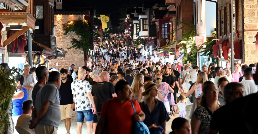 Antalya'ya 1 günde 102 bin 6 yabancı turist geldi