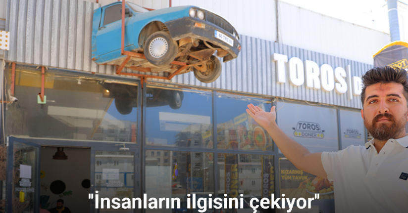 Depremde yarısı enkazda kalan otomobilin geriye kalan kısmını dükkanına astı
