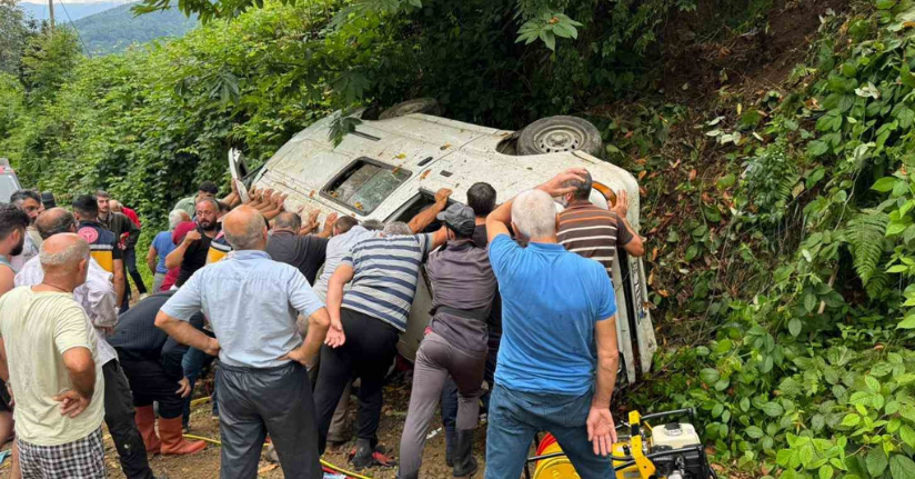 Rize’de çay toplamaya gidenleri taşıyan panelvan kaza yaptı: 2 ölü, 3 yaralı