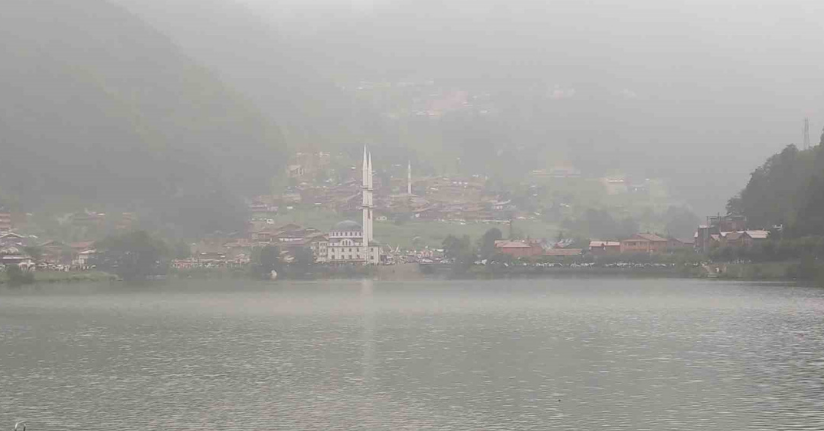Sıcak hava Türkiye’yi kavururken, Uzungöl serinliğiyle nefes aldırıyor