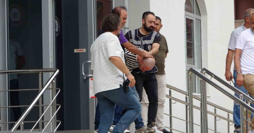 Boşanmak üzere olduğu eşini öldüren şahıs sorgusunun ardından adliyeye sevk edildi