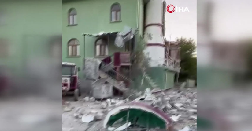Sındırgı'da depremde zarar gören yapılar böyle görüntülendi