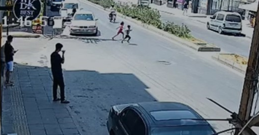 Feci kaza kamerada: Motosikletlinin çarptığı 2 çocuktan biri öldü