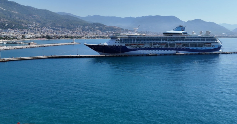 Bin 924 yolcu 734 mürettebatlı dev gemi Alanya’ya demir attı