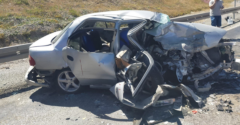 Erzincan’da iki otomobil çarpıştı: 3 ölü, 6 yaralı