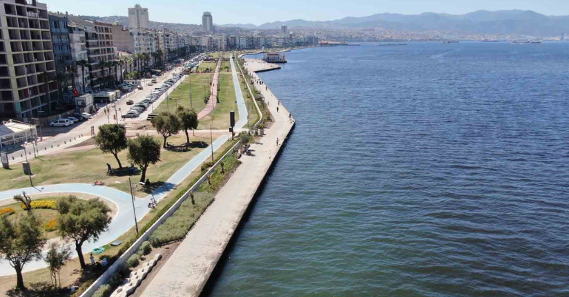 İzmir Körfezi’nin kokusu vatandaşı bezdirdi