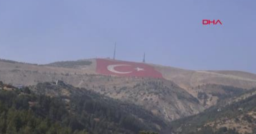 Türkiye'nin en büyük bayrağını ilk selamlayan 'Savaşan Şahinler' oldu