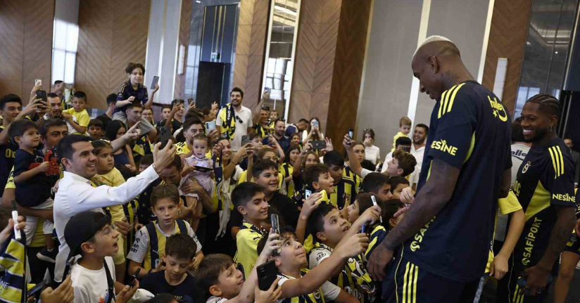 Fenerbahçeli futbolcular, Ankara’da çocuklarla buluştu