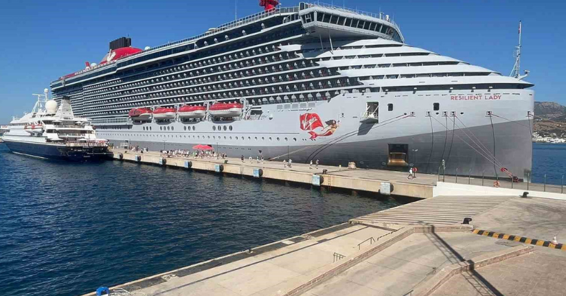 Bodrum’a 2 gemi birden geldi