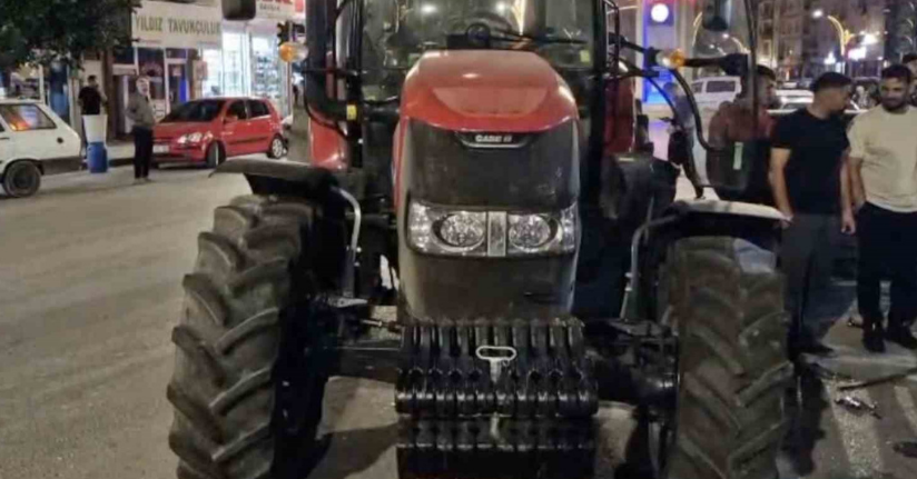 Alkollü traktör sürücüsü 3 araca çarparak durabildi: O anlar kamerada