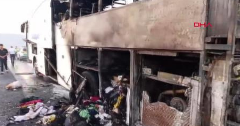 Gaziantep’te seyir halindeyken alev alan yolcu otobüsü yandı
