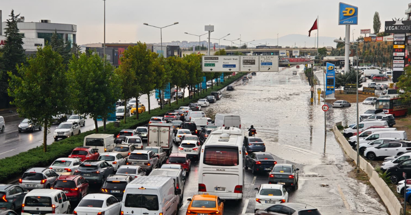 Ankara'da sağanak; yollar göle döndü
